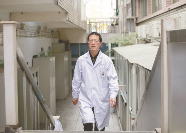 梁益建,男,汉族,1964年9月生,中共党员,医学博士,成都京东方医院脊柱