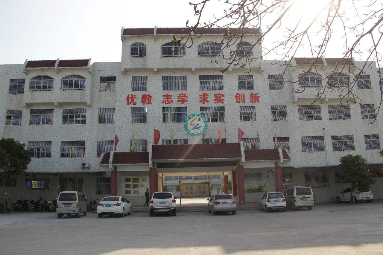  p> a href="#" data-lemmaid="8532">龙湖镇 /a>初级中学创办于1993