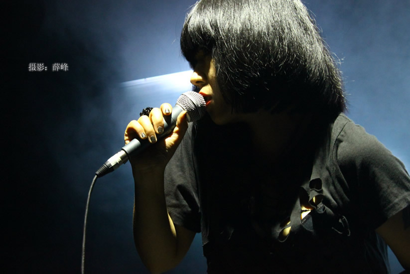  p data-id="gnx24encpb">秋天的虫子乐队成立于1998年,主创人员主唱