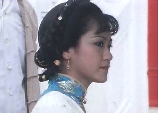  p>斑斑,原名黎小雯,出生于中国香港,中国香港女艺人.