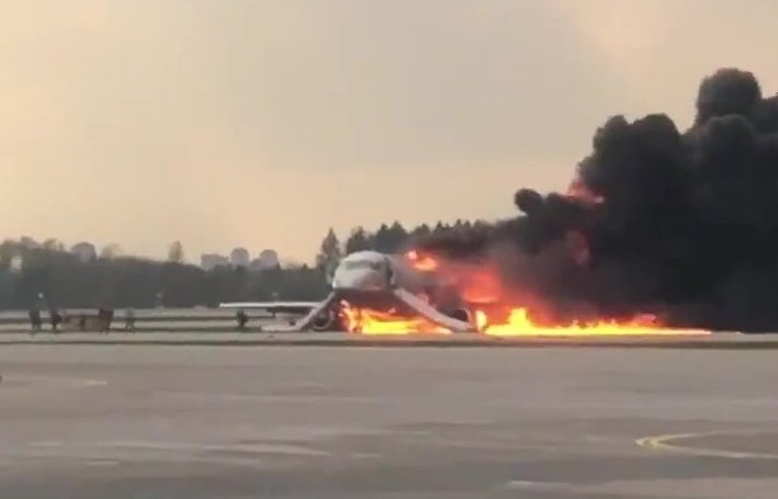 架从莫斯科谢列梅捷沃机场起飞的俄航客机(ssj-100)由于突发故障折返
