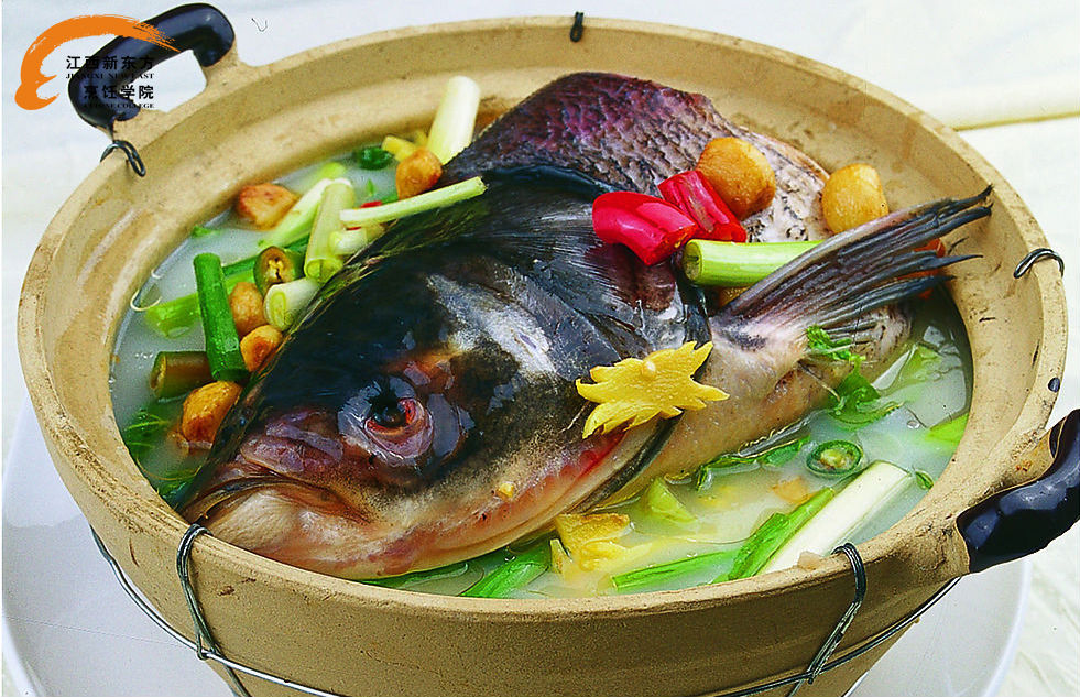  p>砂锅鱼头是传统的名菜,外文名fish head en casserole,属苏菜系.