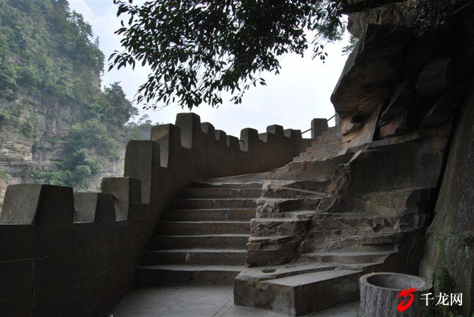  p data-id="gnavv5ku7s">乌龙寨原名叫"黑龙寨",是杨家界新开发的