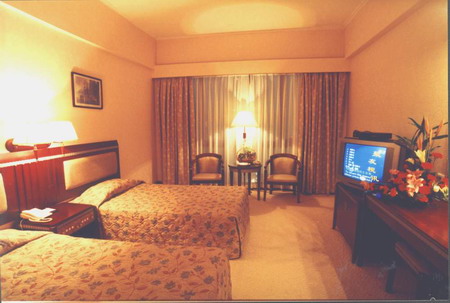  p>桂林观光酒店位于桂林市东南,四面风景怡人,交通十分便利,往机场只