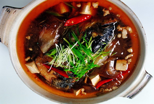  p>砂锅鱼头是传统的名菜,外文名fish head en casserole,属苏菜系.