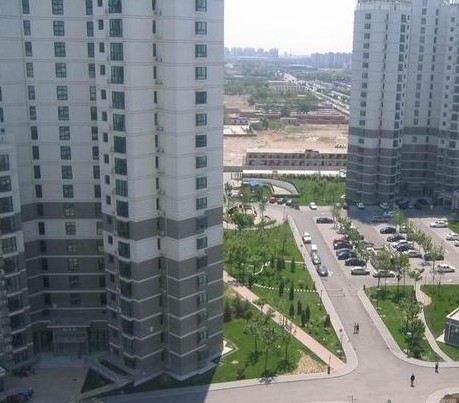 珠江峰景位于北京西四环外,长安街延长线西南侧岳各庄桥西约500米,东