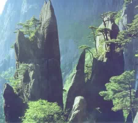  p data-id="gnx0kl0l62">松鼠跳天都为黄山耕云峰上一巧石,酷似活泼