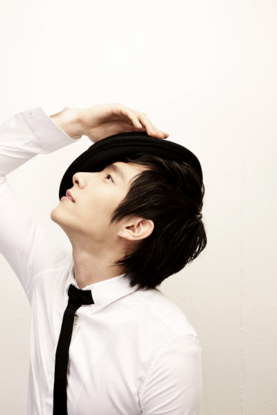  p>朱宗赫(ryan),1983年10月10日出生于韩国,韩国男歌手,主持人,演员.