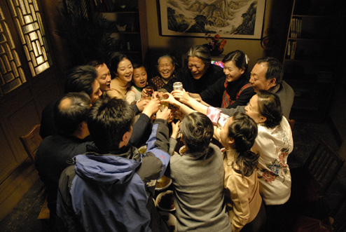 《大过年》是由深圳广电集团深广传媒有限公司出品的电视剧, a target