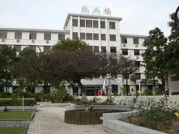  p>南昌市铁路第一中学创办于1940年,中国有影响力的著名中学,1982年