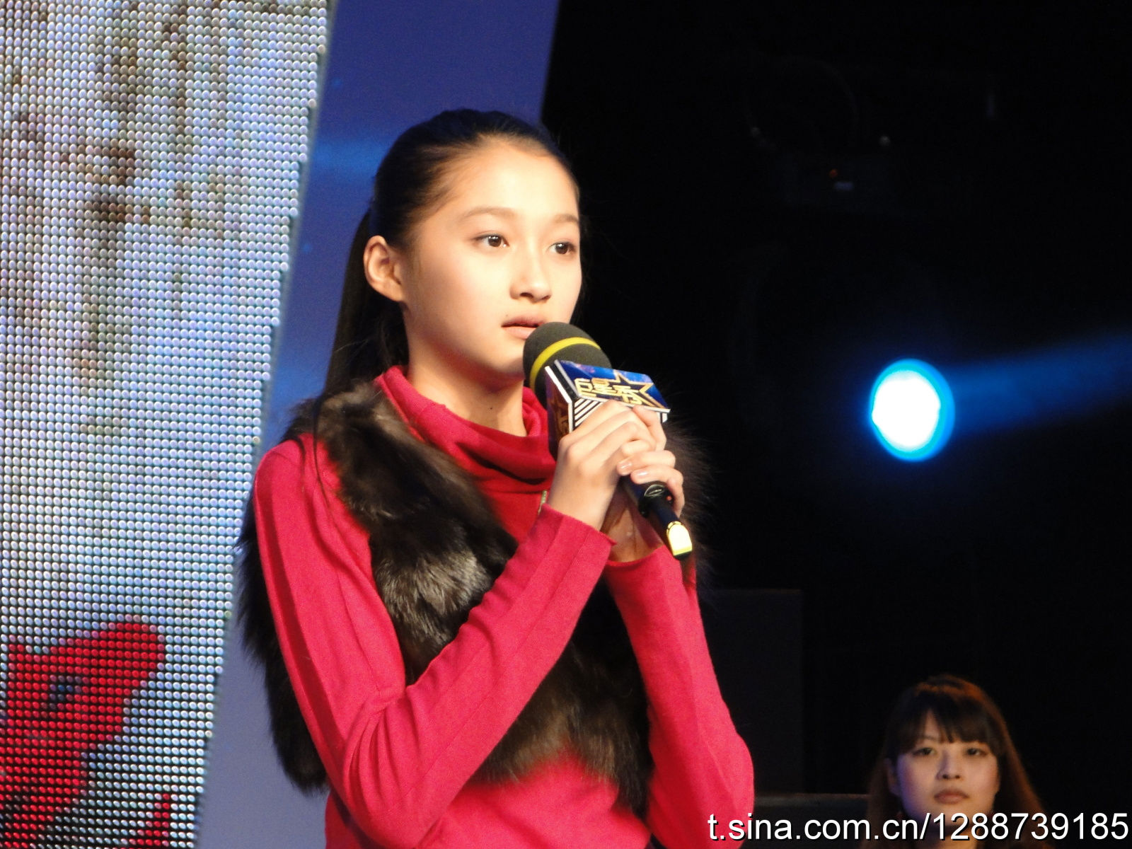 完成个人出道作品《 a target="_blank" href="/item/烟海沉浮