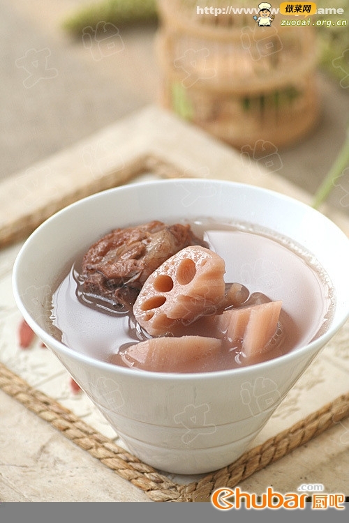  p>莲藕骨头汤,家常菜系,采用老莲藕以及骨头熬制而成,营养丰富,汤味