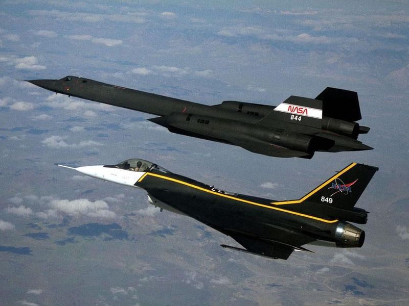  p>sr-71侦察机(英文:sr-71,绰号:blackbird,译文:黑鸟),是美国空军一