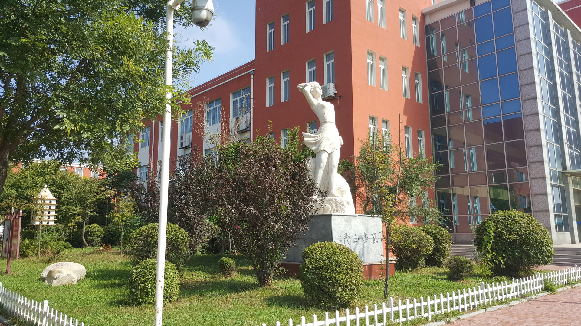 是海城市的一所重点高中