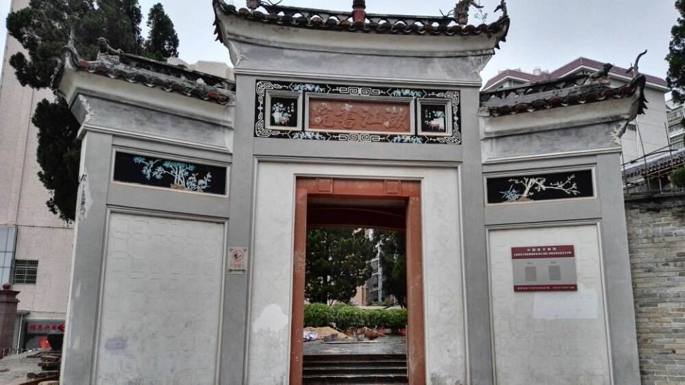  p>潋江书院位于兴国县潋江镇横街,早先为兴国县县学.