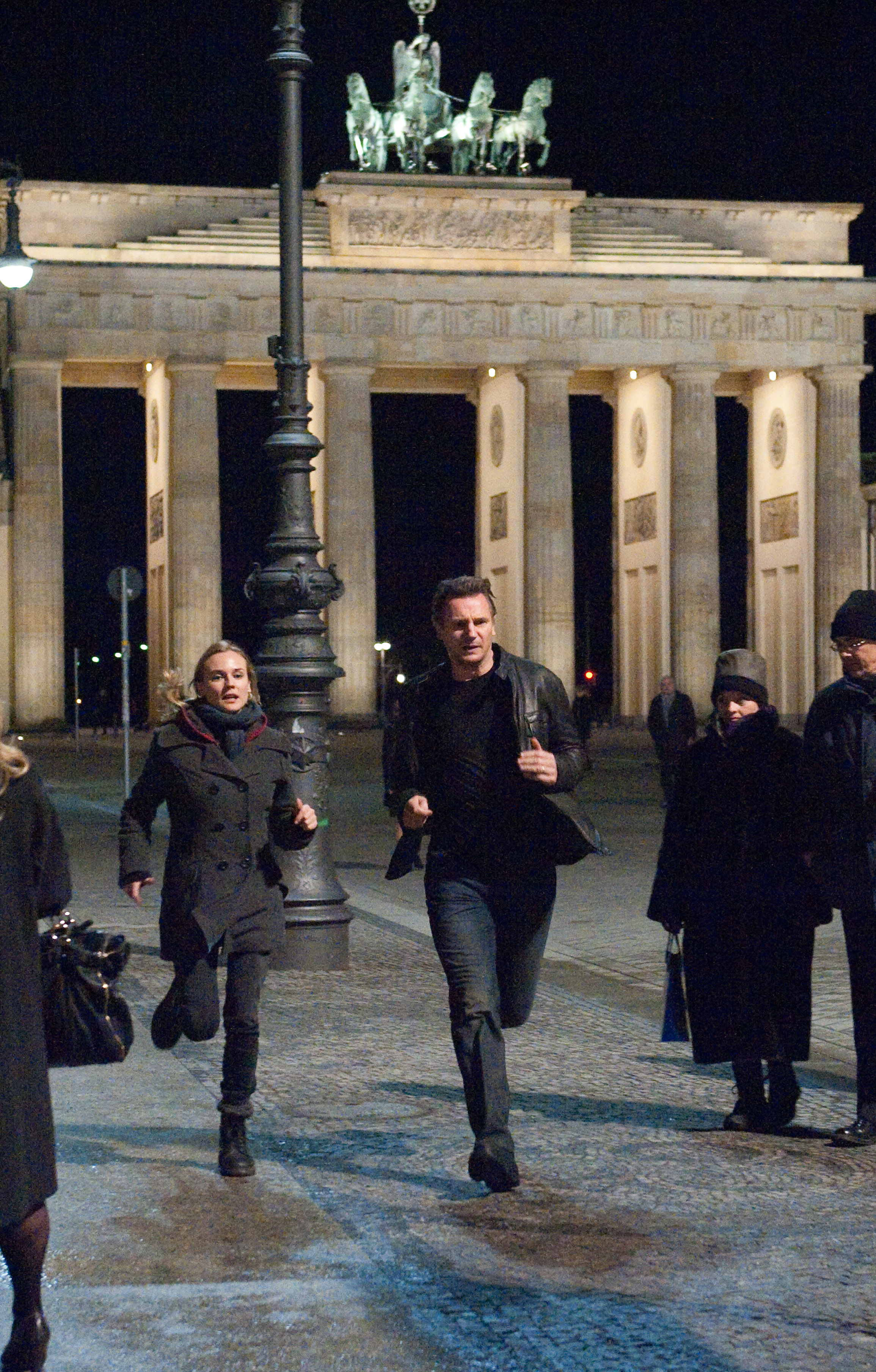 《不明身份》是由华纳兄弟影片公司于2011年出品的剧情悬疑片,由 a