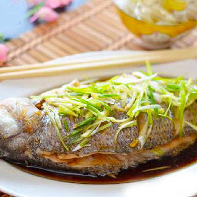  p>清蒸鱼是用各类鱼制作的一道家常菜,主要原材料