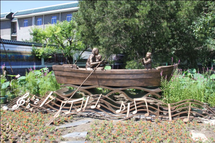  p>《让我们荡起双桨》铜雕雕塑位于 a target="_blank" href="/item