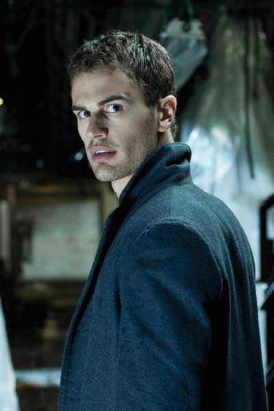  p>提奥·詹姆斯 i>(theo james), /i>1984年12月16日出生于英国牛津