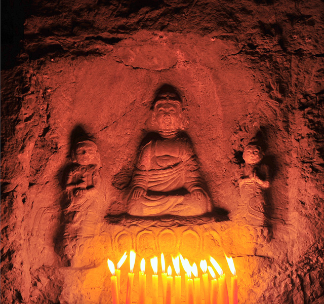 千佛崖在济南柳埠.