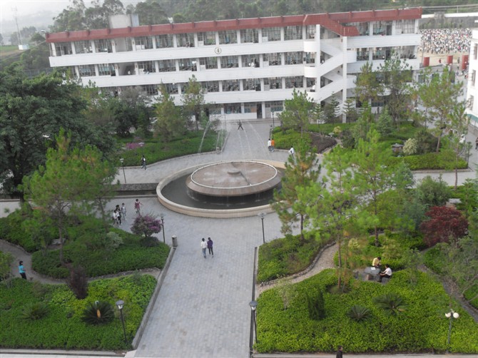  p>凤庆县第一中学,云南滇西名校,是一所历史悠久,文化底蕴深厚,教风