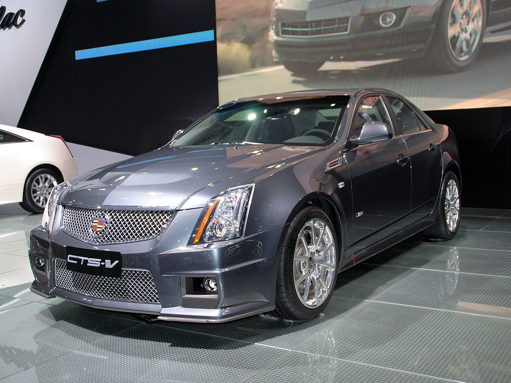 轿车 /a>外型设计极富美国风格,运用了许多凯迪拉克的经典设计语言,锲