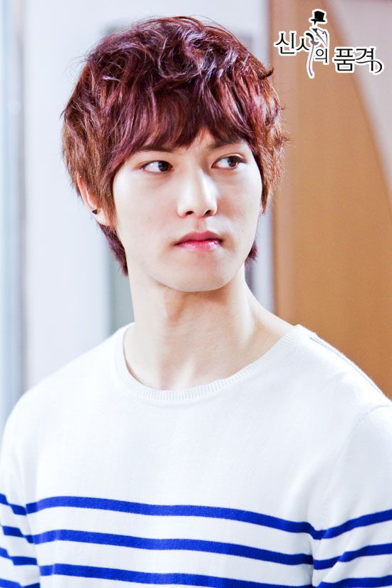  p>李宗泫,1990年5月15日出生于韩国釜山,歌手,音乐制作人,演员,原