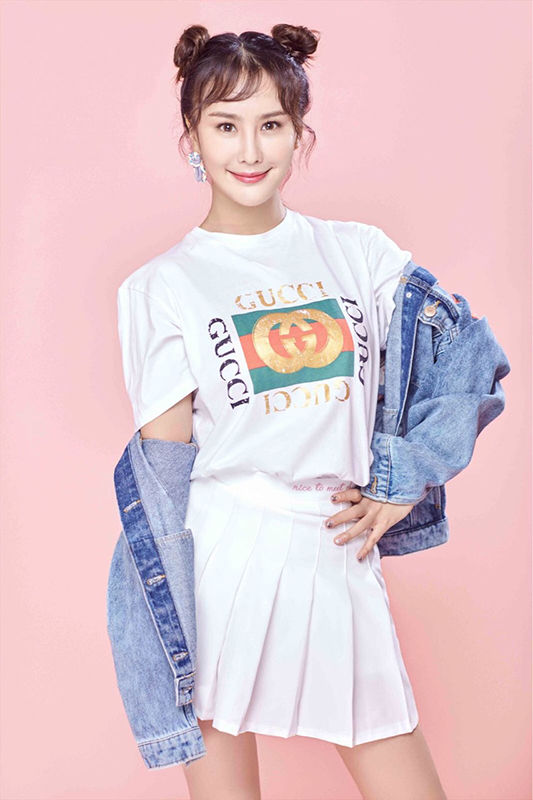  p>胡潇悦 i>(原名:胡雯月) /i>,出生于江苏