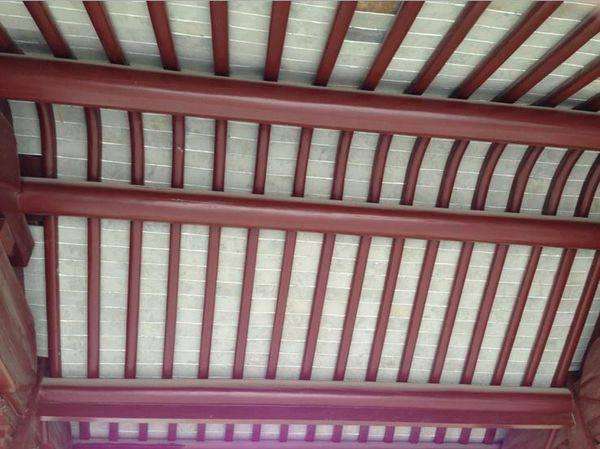 一般在较讲究的砖木结构房屋中铺设,用以承托瓦片,对防止透风,落尘有