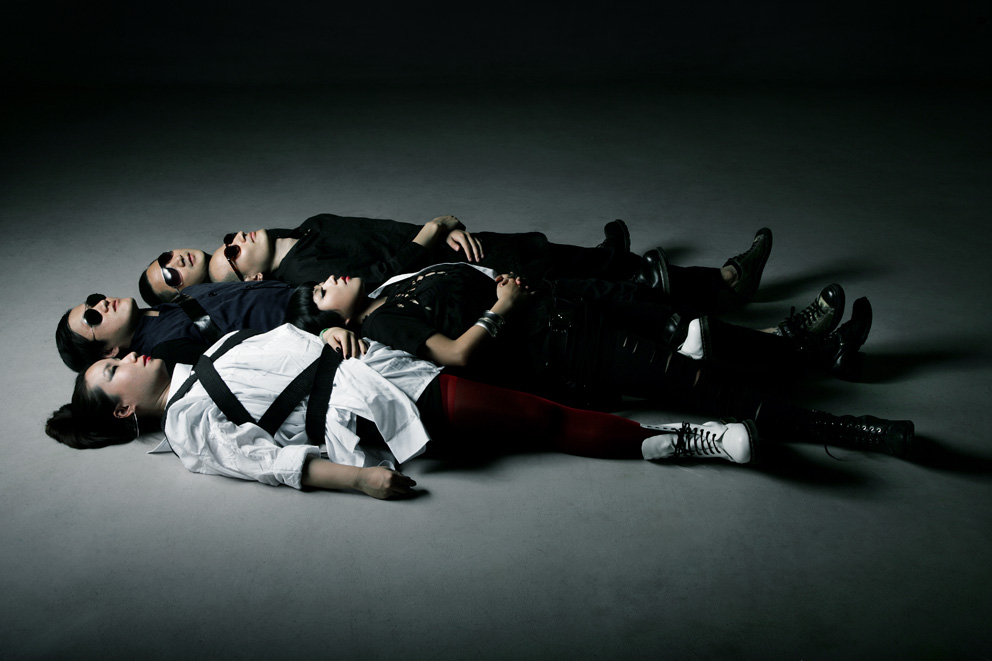  p data-id="gnx24encpb">秋天的虫子乐队成立于1998年,主创人员主唱