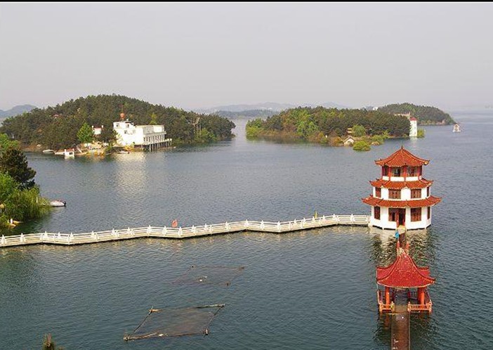  p>天柱深山景区流水汇流过宋家板桥后,称九井河,全长约6公里,海拔悬