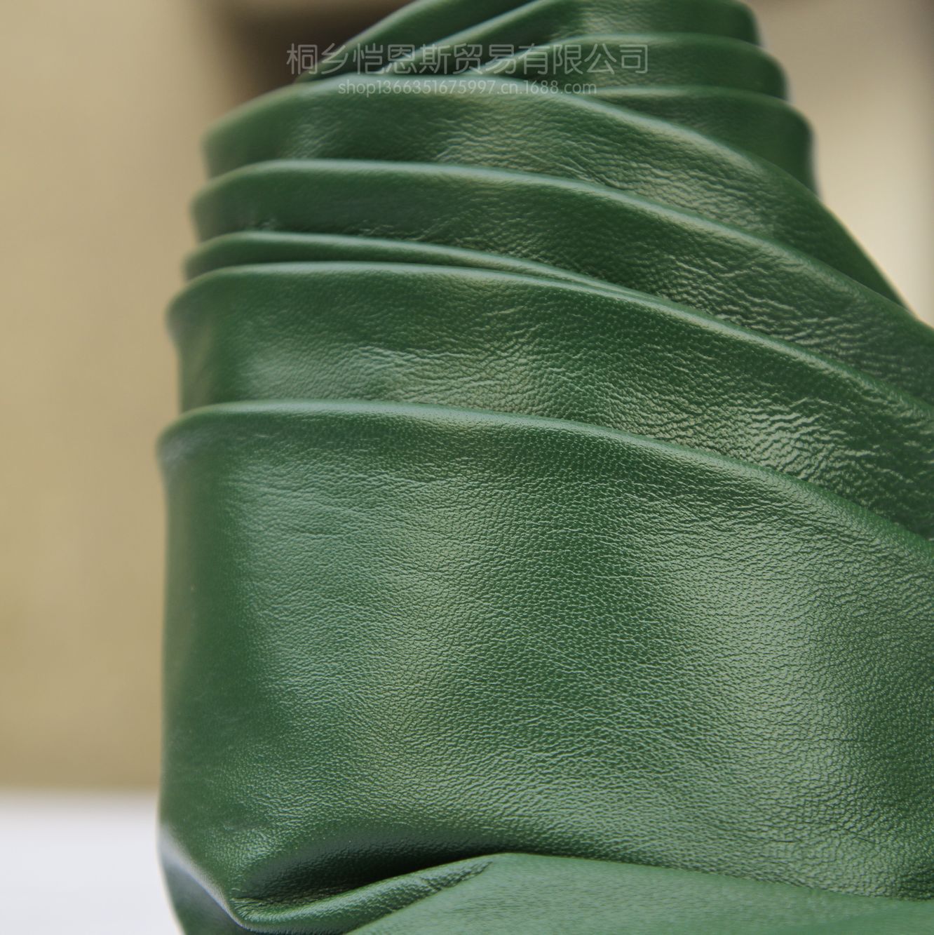  p>水洗绵羊皮,是一种深加工后的羊皮,手感会有所提升.