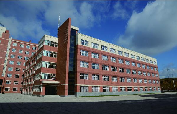  p>鸡西市第一中学 i>(jixi first middle school) /i>始建于1952年