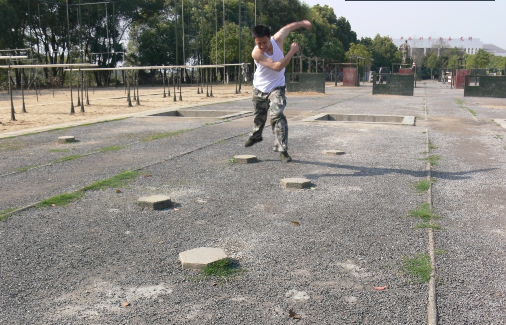  p>400米障碍是指跨桩,壕沟,矮墙,高板跳台,云梯,独木桥,高墙,低桩网