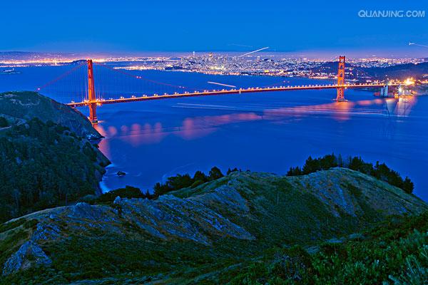  p>悬索桥,又名吊桥(suspension bridge)指的是以通过索塔悬挂并锚固