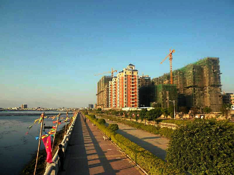 是陆丰市三大镇之一,地处陆丰市东南部,位于甲子渔港之滨,东隔瀛江与 