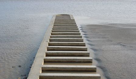 丁坝(spur),又称"挑流坝",是与河岸正交或斜交伸入河道中的河道整治