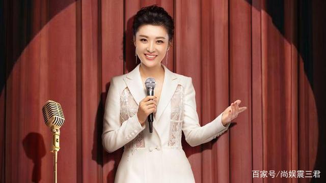 周涛连续16年主持春晚，二婚嫁百亿富豪，如今被丈夫宠成少女_百科TA说