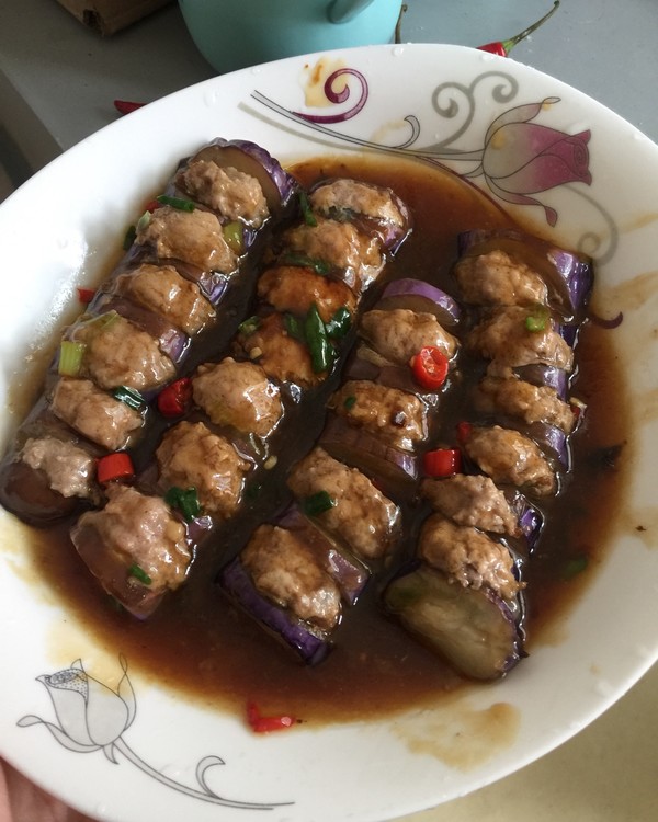  p data-id="gn78wph2xw">烧汁酿茄子是一道家常菜,制作原料主要有长