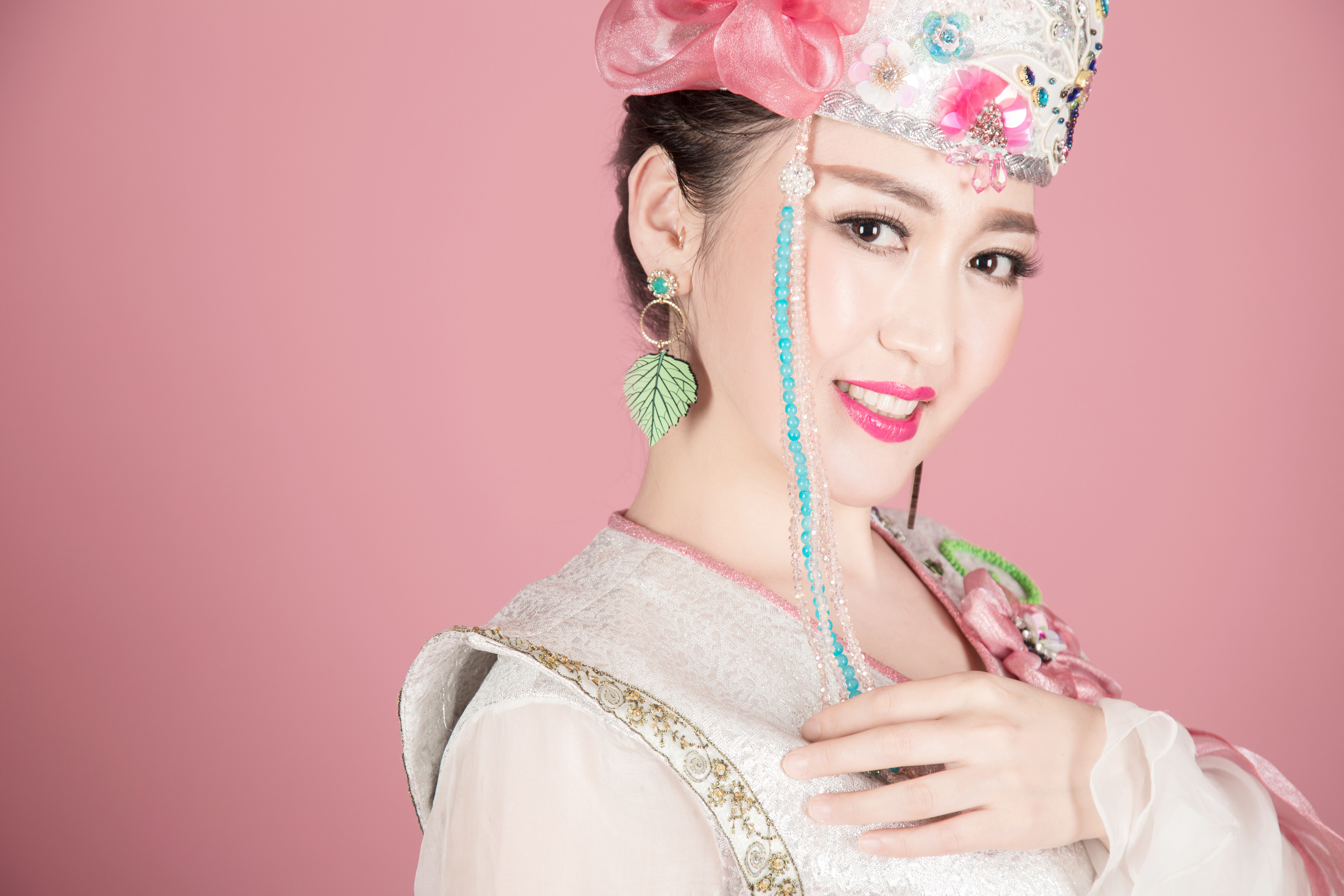  span class="ref" data-ctrid="sn7kaw6hcxkn">达斡尔族女高音歌唱家