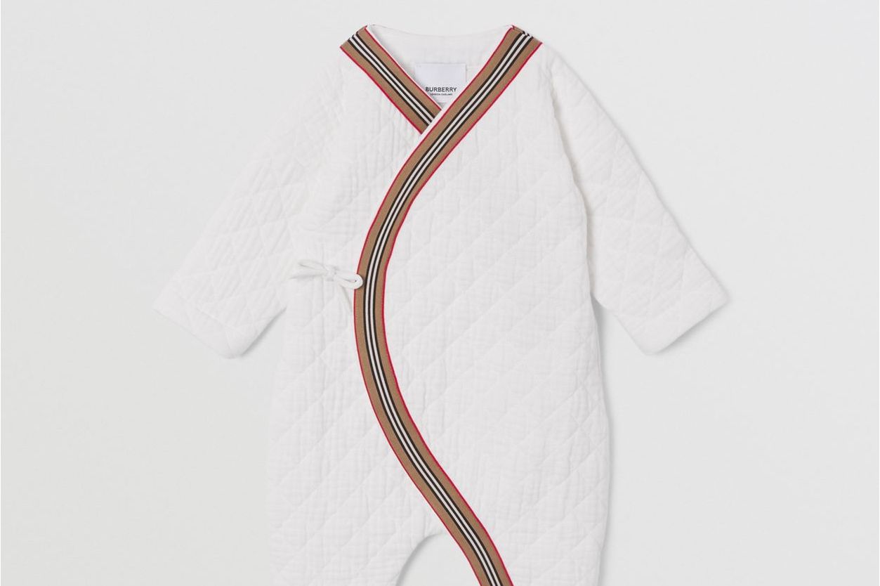  p>标志性条纹饰边菱形绗缝棉质连身衣是博柏利品牌旗下的一款产品.