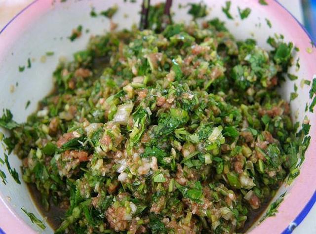  p>芫荽饺子馅需要的材料有香菜250克,猪肉馅150克.