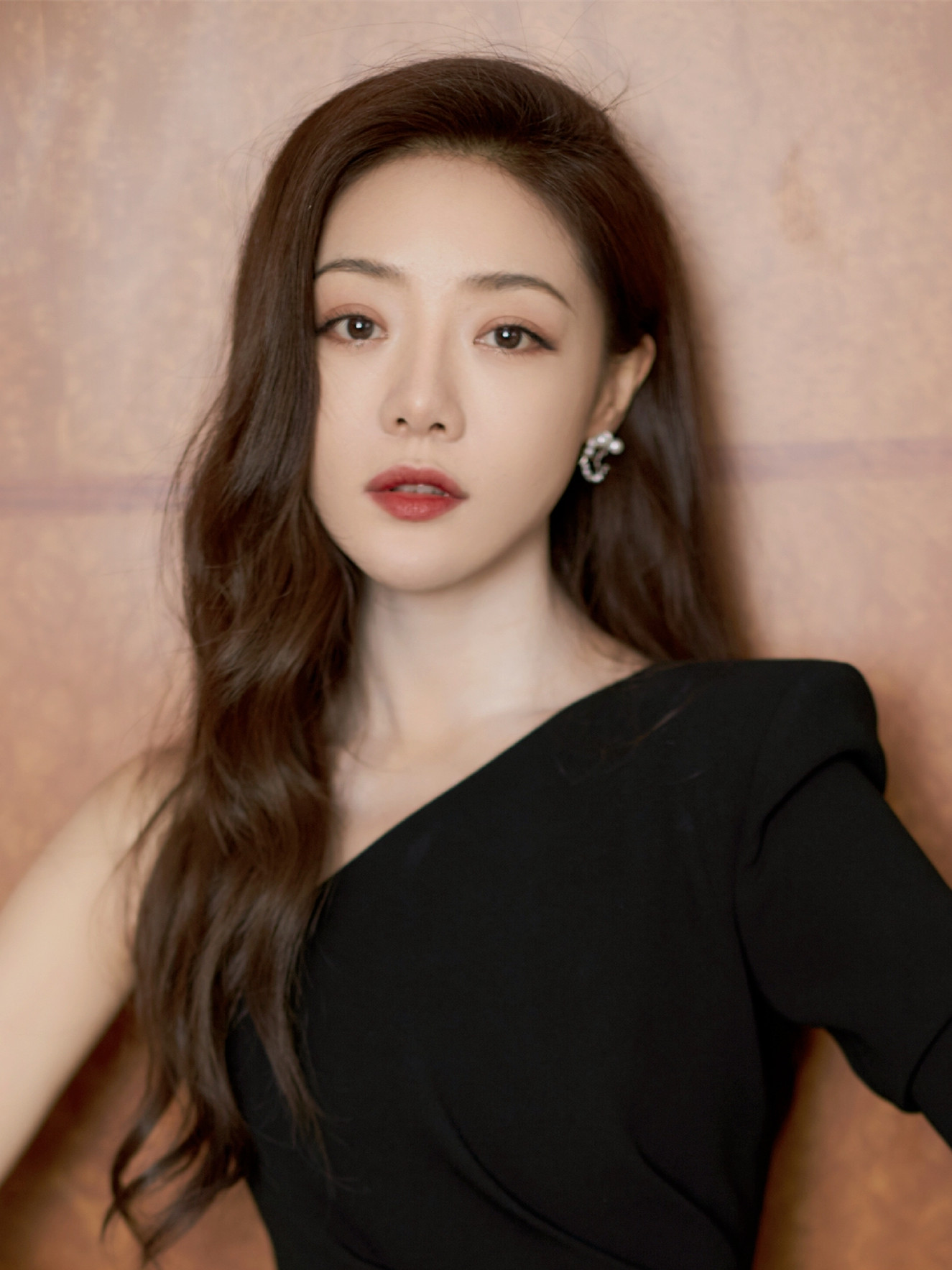 p>邓家佳,原名邓嘉,1983年5月17日出生于四川省内江市,中国内地女演员