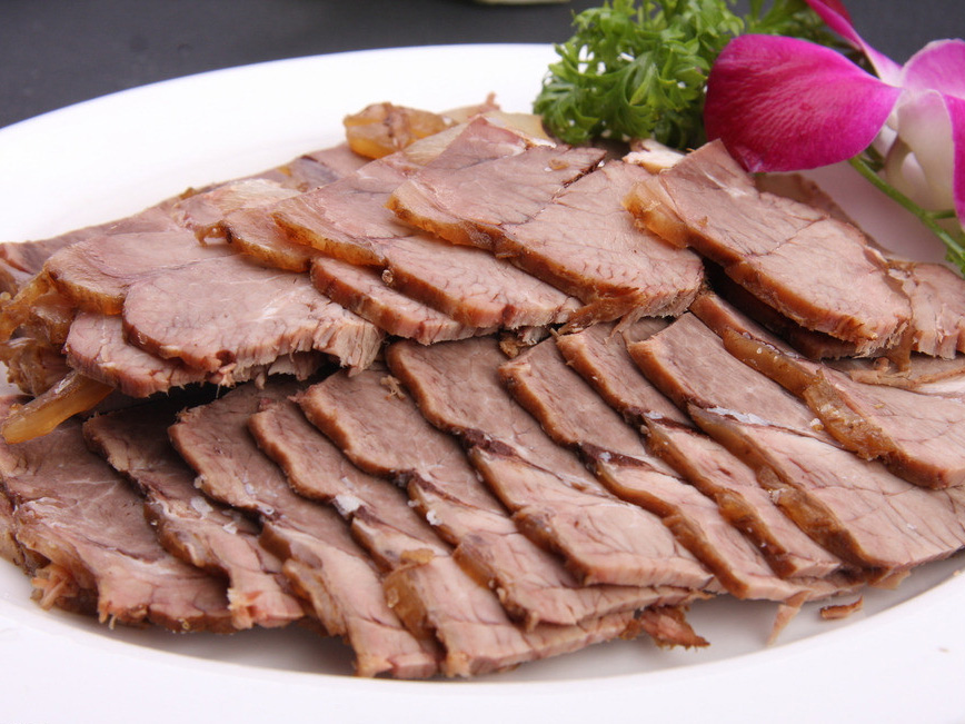  p>五香牛肉是一道菜品,主要食材是牛肉,配料是麻油,桂皮,生姜,调料是