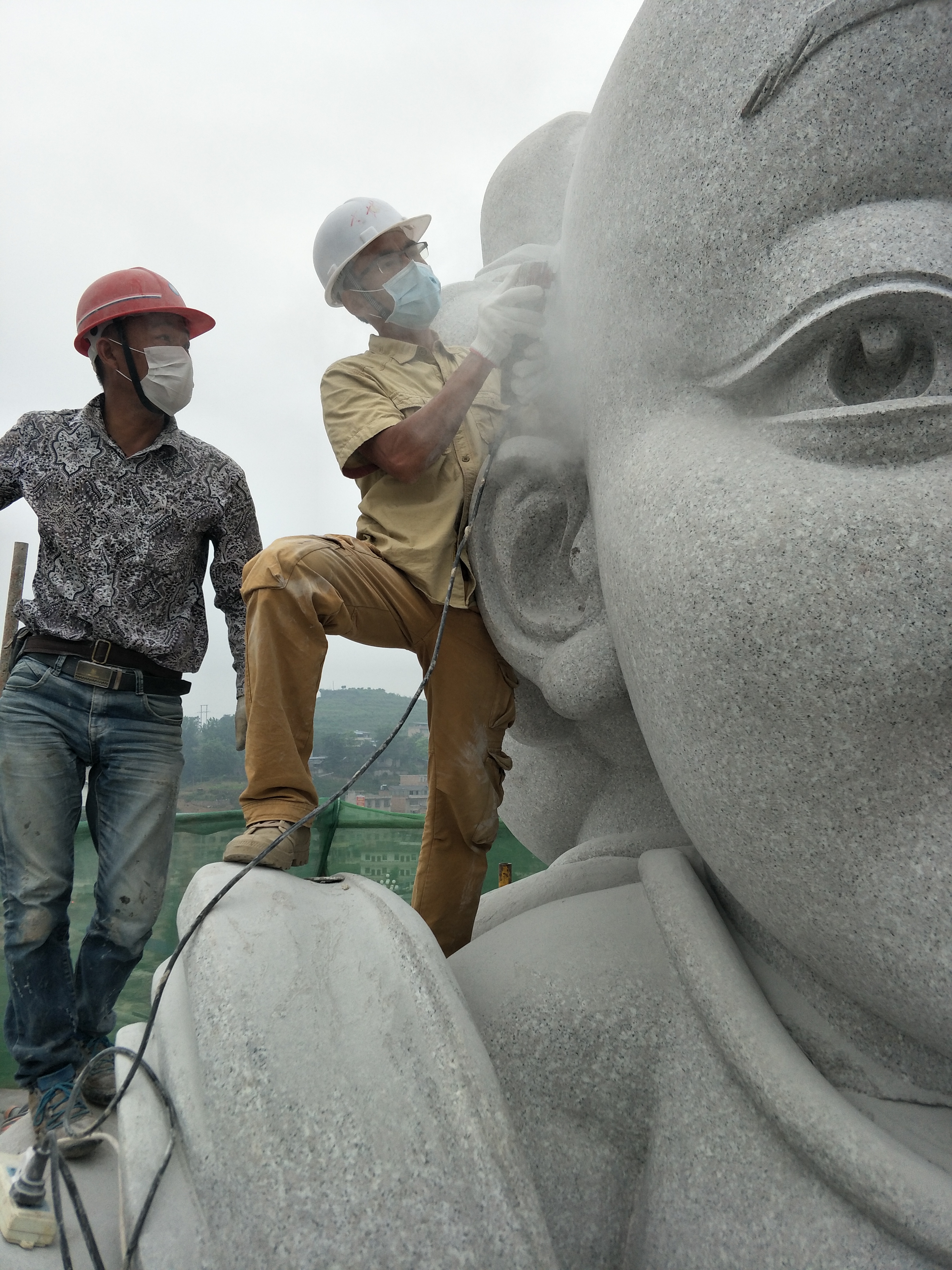 男,出生于福建省惠安县崇武,现任福建省大地雕刻石业有限公司董事长