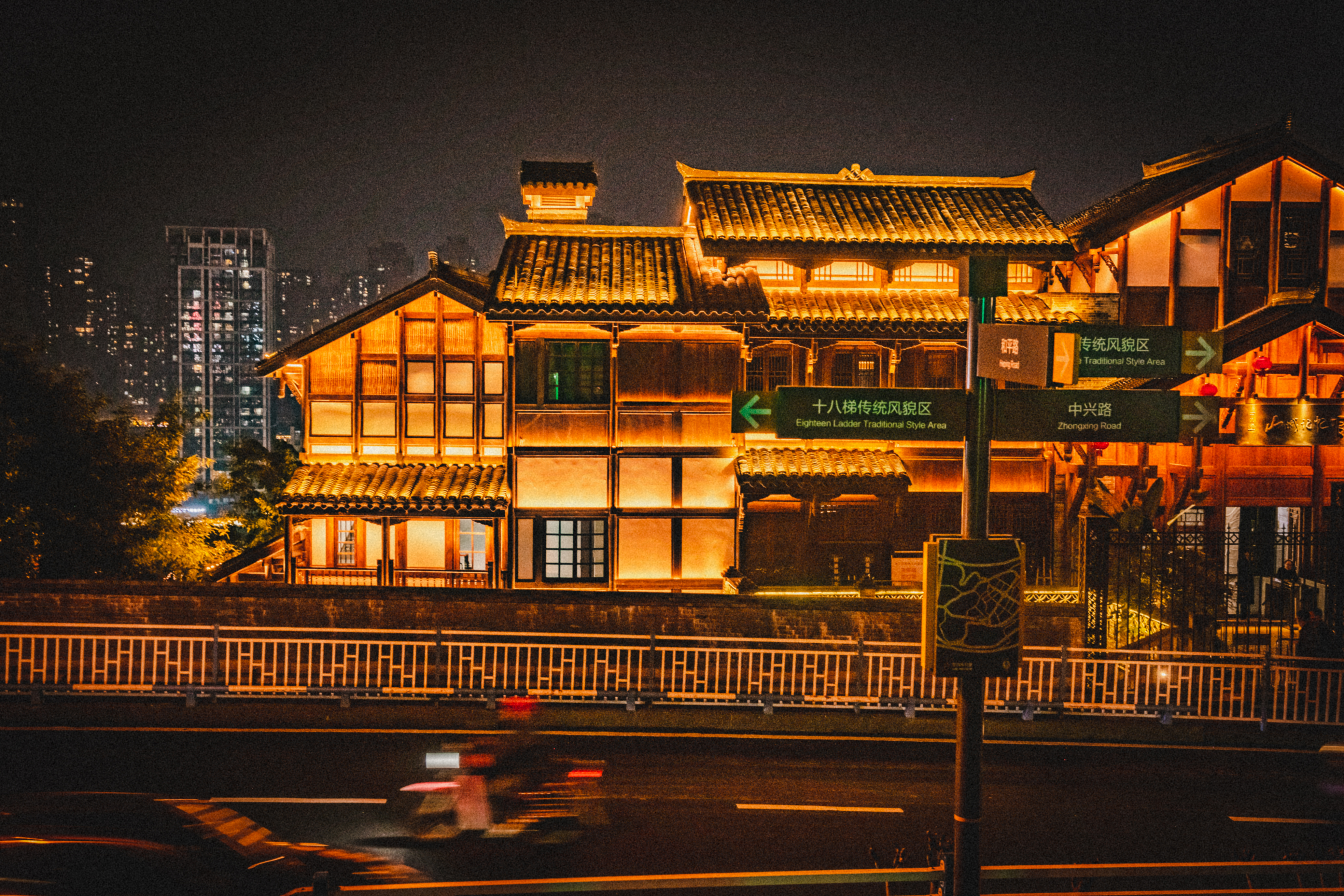 十八梯传统风貌区,位于重庆市 a target="_blank" href="/item/渝中区