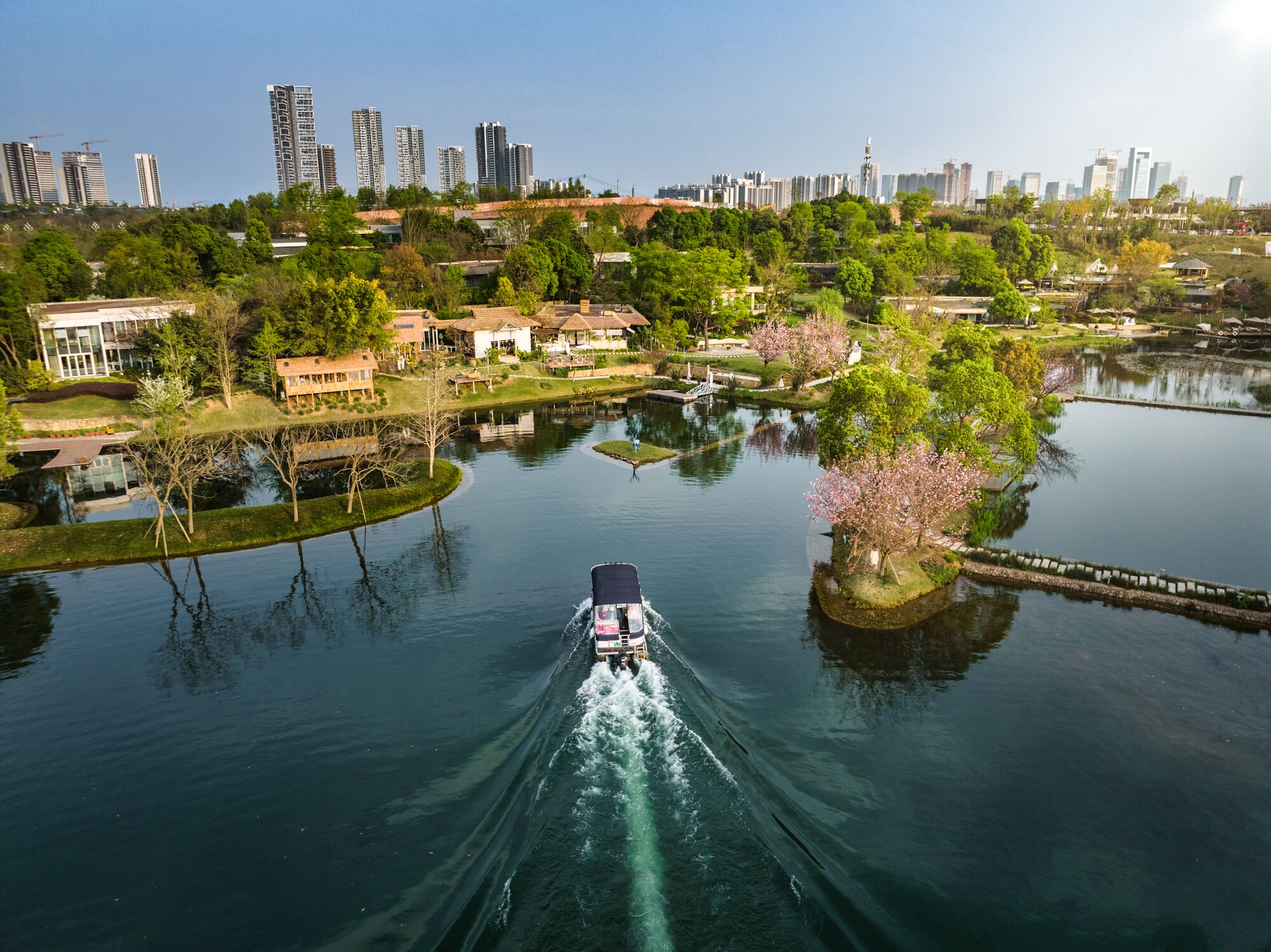  p data-id="t1wyerv3izdv">麓客岛位于"麓湖生态城"2400亩湖域中央