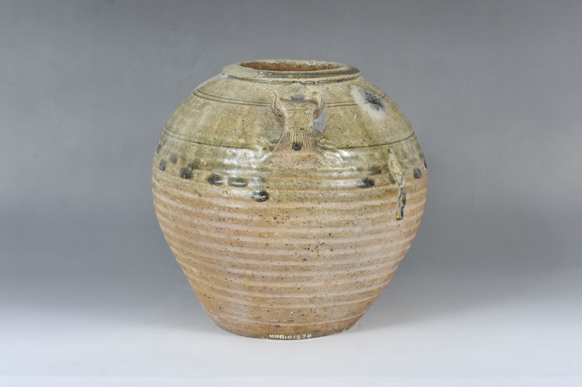 汉代青釉弦纹双耳瓷罐