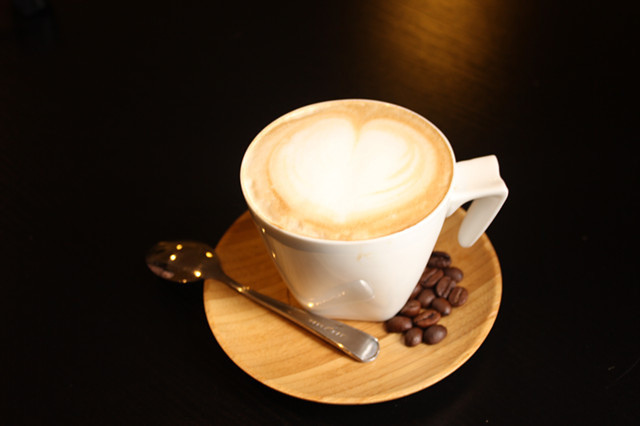  p>奶泡咖啡(小杯),杯中倒入咖啡,注入搅起泡沫的牛奶.