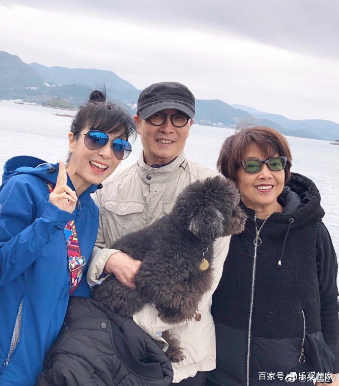 70岁港星刘松仁摔伤后恢复良好，和老搭档米雪相约爬山，精神十足_百科TA说